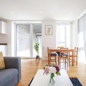 La Creme 1 Bed - Canning Town Apartment London