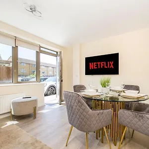 Prime Luxury, Heathrow, Freeparking, Wifi, Netflix Apartment Yiewsley